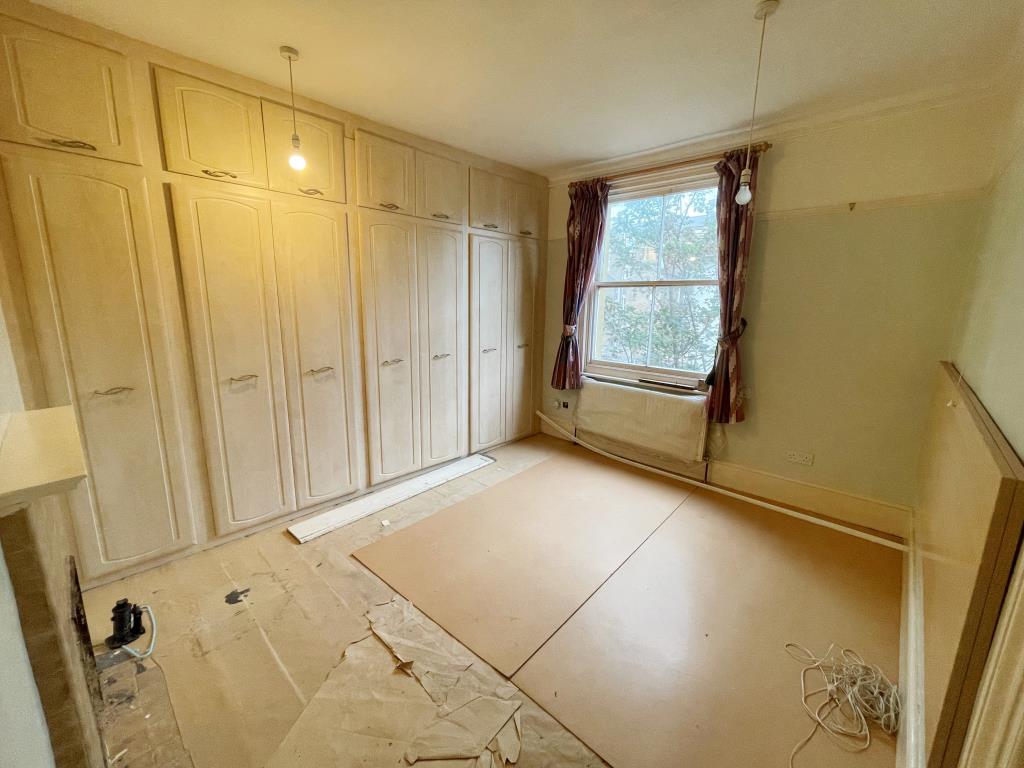 Lot: 109 - FLAT FOR IMPROVEMENT WITH FREEHOLD AND VACANT BASEMENT WITH POTENTIAL - Bedroom with fitted wardrobes